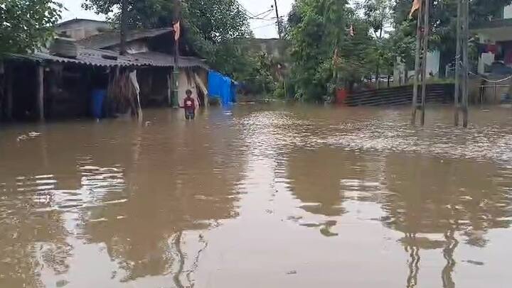 અંબિકા નદીમાં પુરની સ્થિતિ સર્જાતા અનેક ગામો સંપર્ક વિહોણા બન્યા છે. સાતથી નવ ફૂટ પાણી ભરાતા ધોલ ગામ સંપર્ક વિહોણું બન્યુ. દેસરા ગામ પણ પાણીમાં ગરકાવ થતા લોકોને સ્થળાંતર કરવાની ફરજ પડી છે. 200થી વધુ લોકોનું રાત્રે જ સ્થળાંતર કરવામાં આવ્યું છે.