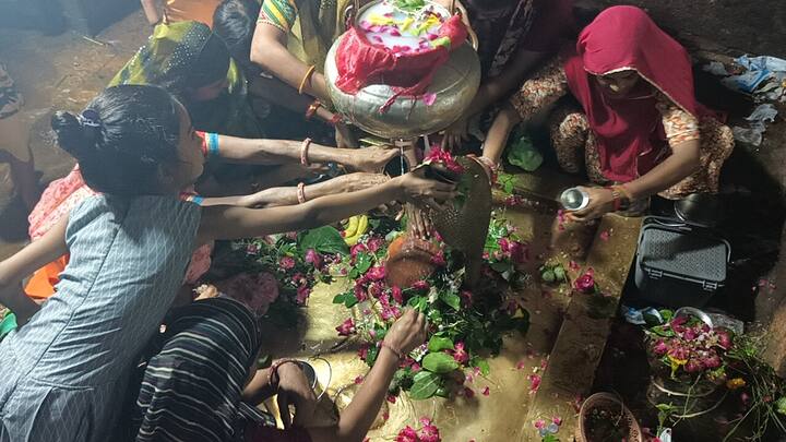 पुजारी श्याम गिरी गोस्वामी महाराज ने कहा कि शकुंतला, राजकुमार दुष्यंत की कहानी बेहद निराली है. जहां 1300 साल पहले शिवगण ने शिव मंदिर बनवाया था. उसी कण्व ऋषि के आश्रम में अप्सरा मेनका की पुत्री शकुंतला रहती थीं. जब राजकुमार दुष्यंत प्रवास पर इस क्षेत्र में आए थे तो उन्हें कंसुआ के वन क्षेत्र में शकुंतला मिल गई थी.