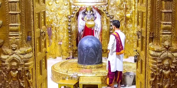 શ્રાવણ મહિનાના પ્રથમ સોમવારે સોમનાથ મહાદેવના દર્શન કરવા મોટી સંખ્યામાં શ્રદ્ધાળુઓ ઉમટ્યા હતા.