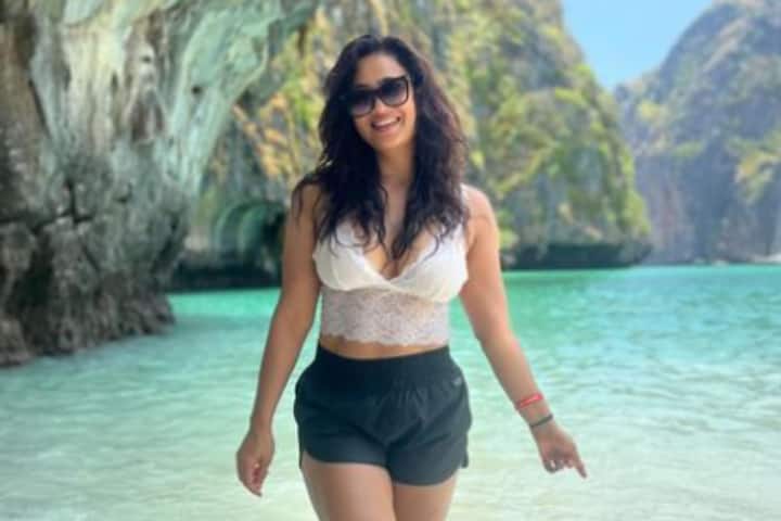 अगर आप अपने हस्बैंड के साथ हनीमून पर जा रही है, तो श्वेता तिवारी का ये आउटफिट भी ट्राई कर सकती हैं.