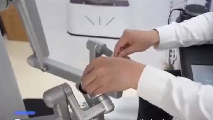 शंघाई में डॉक्टरों की एक टीम ने अपने एक सर्जन को दूर दराज बैठे हुए मशीन को नियंत्रित करने लायक बनाया. सर्जन ने 5000 किलोमीटर दूर बैठे-बैठे मात्र 1 घंटे के अंदर मरीज का ट्यूमर फेफड़ों से हटा दिया.