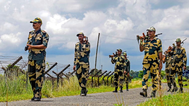 Bangladesh Government Crisis News BSF issues high alert on India bangladesh border Sheikh Hasina flew away country Bangladesh Army Rule: बांग्लादेश में तख्तापलट के बाद भारत में हाई अलर्ट, बॉर्डर पर BSF मुस्तैद, डीजी पहुंचे पश्चिम बंगाल