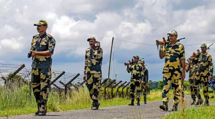 bangladesh government crisis news bsf issues high alert on india bangladesh border Bangladesh Army Rule: ਬੰਗਲਾਦੇਸ਼ ਵਿੱਚ ਤਖ਼ਤਾਪਲਟ ਤੋਂ ਬਾਅਦ BSF ਨੇ ਜਾਰੀ ਕੀਤਾ ਅਲਰਟ, ਸ਼ੇਖ ਹਸੀਨਾ ਦੇਸ਼ ਛੱਡ ਹੋਈ ਫ਼ਰਾਰ