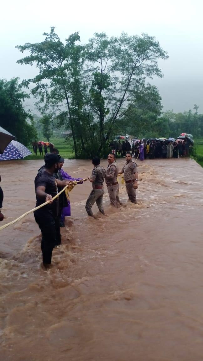 નવસારી જિલ્લામાં પડેલા ભારે વરસાદને લઈને વાંસદા તાલુકામાં આવેલા અંતરિયાળ વાંગણ ગામમાંથી 1200 થી વધુ પ્રવાસીઓને પોલીસે સુરક્ષિત બચાવ્યા હતા. પ્રવાસીઓ વાંગણ ગામમાં આવેલા પ્રસિદ્ધ આંકડા ધોધ જોવા માટે પહોંચ્યા હતા.