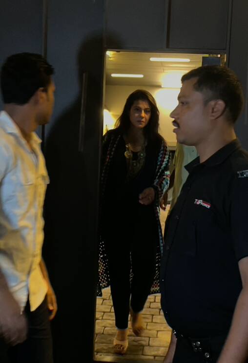 बर्थडे गर्ल को उनके बंगले के बाहर काफी सिंपल लुक में स्पॉट किया गया. उन्होंने जींस-टॉप के साथ एक लॉन्ग श्रग कैरी किया था.