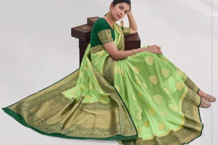 अगर आप भी हरियाली तीज पर खूबसूरत दिखना चाहती है, तो इन आउटफिट्स को ट्राई कर सकती है.