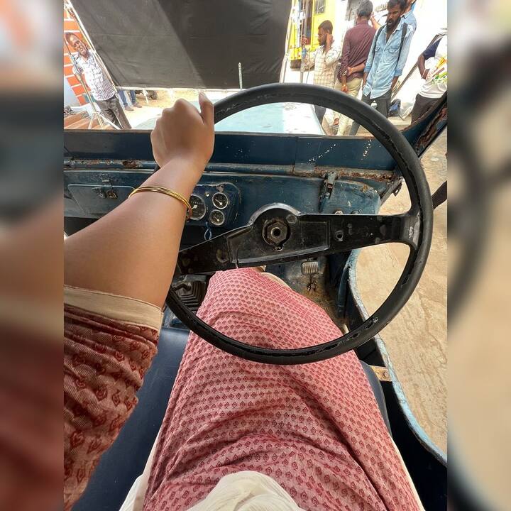 படப்பிடிப்பு நடந்த நாட்களை மிஸ் செய்வதாகவும் கூடிய விரைவில் மீண்டும் படம் எடுங்க சார் என்றும் பாரி இளவழகனிடம் கேட்டுக்கொண்டுள்ளார்