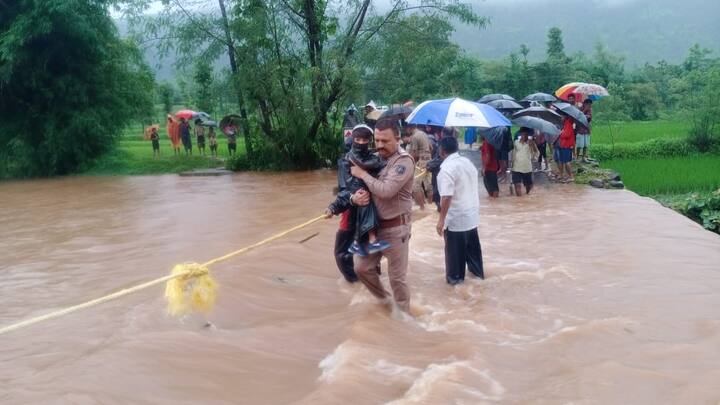 નવસારી અને વલસાડમાં ભારે વરસાદના કારણે સ્થાનિક નદીઓમાં ઘોડાપૂર આવ્યા હતા. નવસારીની વાંસદા પોલીસે સરાહનિય કામગીરી કરી હતી.  વાંસદાના અંતરિયાળમાં આવેલા વાંગણ ગામમાં રવિવારની રજા માણવા મોટી સંખ્યામાં લોકો પહોંચ્યા હતા
