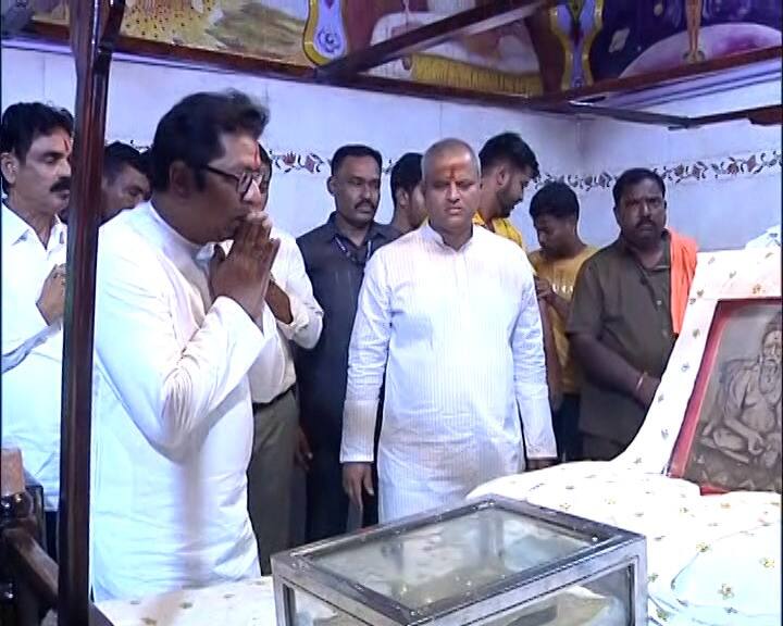 विधानसभेचं रणशिंग फुंकल्यानंतर राज ठाकरे थेट स्वामी समर्थांच्या चरणी लीन झाले आहेत. अक्कलकोटमध्ये जाऊन त्यांनी स्वामींचं दर्शन घेतलं.