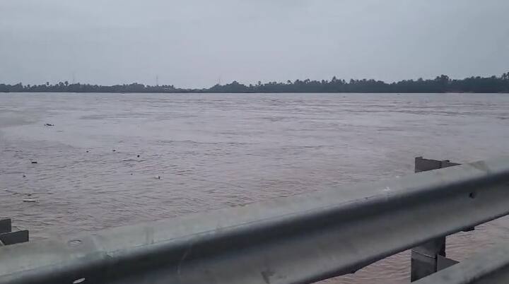 નવસારી: હવામાન વિભાગની આગાહી વચ્ચે રાજ્યમાં વરસાદી માહોલ જામ્યો છે. નવસારી જિલ્લામાં ભારે વરસાદની અનેક નદીઓમાં પૂરની સ્થિતી છે. નદીઓમાં ધોડાપૂર આવતા મોટાપાયે જનજીવન પર અસર પડી છે. લોકો બેઘર બન્યા છે.