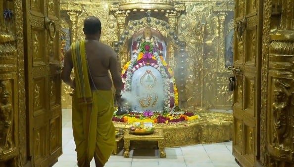 શ્રાવણ માસમાં આરતીના દર્શનનું પણ ખાસ મહત્વ હોય છે. સોમનાથ મંદિરે 20 મિનિટ સુધી આરતી કરવામાં આવે છે.