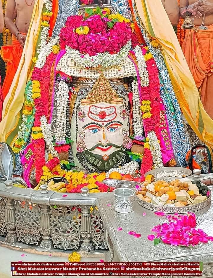 दर्शन से उनकी पूरी थकान उतर गई है. महाकालेश्वर मंदिर के पंडित आशीष पुजारी ने बताया कि सावन के महीने में भगवान महाकाल उपवास रखते हैं.