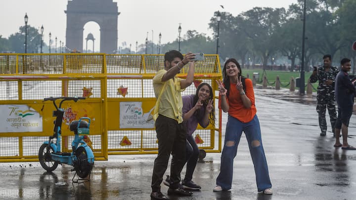 Delhi Weather Update: दिल्ली के आसमान में सुबह से काले बादल छाए हुए हैं. कुछ स्थानों में हल्की बूंदाबांदी भी हुई है. पांच अगस्त को दिल्ली में बादल छाए रहने और बारिश की संभावना है.