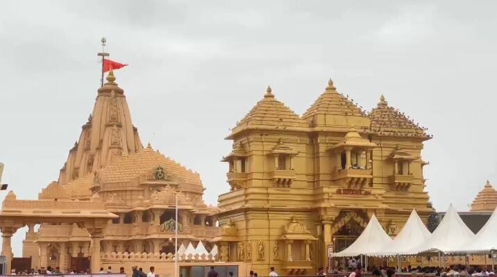 સોમનાથ: આજથી પવિત્ર શ્રાવણ માસનો પ્રારંભ થયો છે.   પ્રથમ દિવસે સોમનાથ મહાદેવ મંદિરે શ્રદ્ધાળુઓનું ધોડાપૂર જોવા મળ્યું હતું. શ્રાવણનો સોમવાર શિવ ભક્તો માટે ખાસ દિવસ માનવામાં આવે છે.  શ્રાવણના સોમવારે સોમેશ્વર મતલબ કે સોમનાથ મહાદેવના દર્શન માત્રથી લોકોનાં દુઃખ દૂર થાય છે તેવી માન્યતા છે.  ત્યારે સોમનાથ મહાદેવ મંદિરમાં સવારે 4 કલાકથી જ શ્રદ્ધાળુઓ મોટી સંખ્યામાં ઉમડી પડ્યા છે.