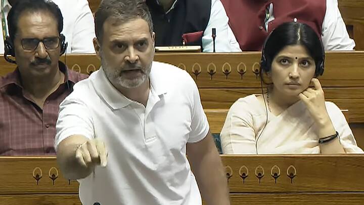 राहुल गांधी के भाषण आजकल बड़े चर्चा में हैं. कभी आक्रामक तरीके से सदन में अपनी बात रखते हैं तो कभी तंज कसते हुए अपने डायलॉग डिलीवरी करते हैं. इन सब के बीच एक सवाल यह उठ रहा है कि राहुल गांधी की स्पीच आखिर कौन लिख रहा है?