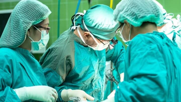 इस ट्यूमर के इलाज के दौरान डॉक्टर शंघाई में अपने कार्यालय में मशीन ऑपरेट कर रहा था तो वहीं मरीज काशगर में था. यह पूरा ऑपरेशन 1 घंटे में पूरा किया गया है.