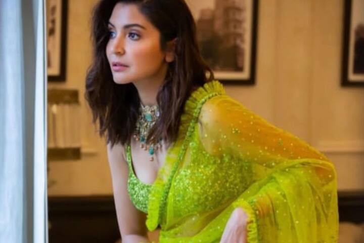 आप अनुष्का शर्मा की ये ग्रीन साड़ी भी ट्राई कर सकती हैं. नेट से बनी ये साड़ी आपके लुक को खूबसूरत बना देगी.