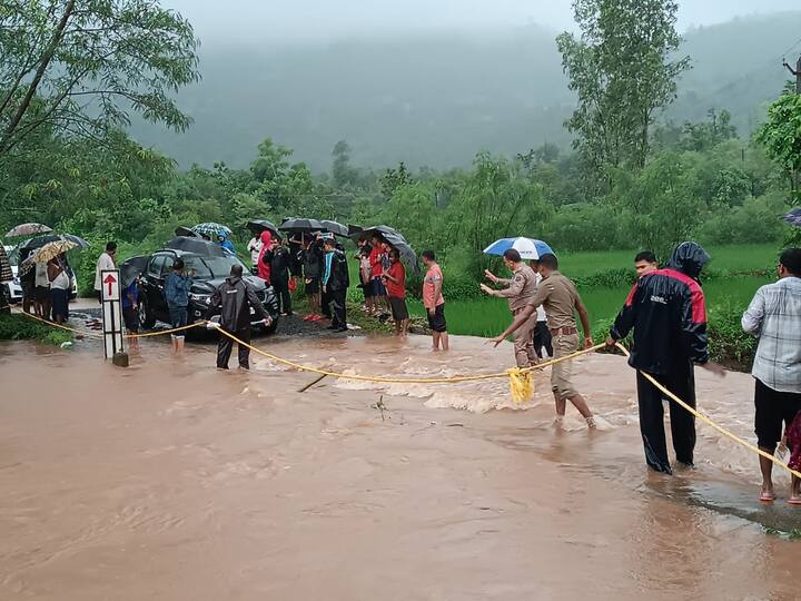 વાંસદા પોલીસે જીવના જોખમે ચાર કલાક સુધી રેસ્ક્યૂ ઓપરેશન ચલાવીને તમામ લોકોને સુરક્ષિત સ્થળે ખસેડ્યા હતા.