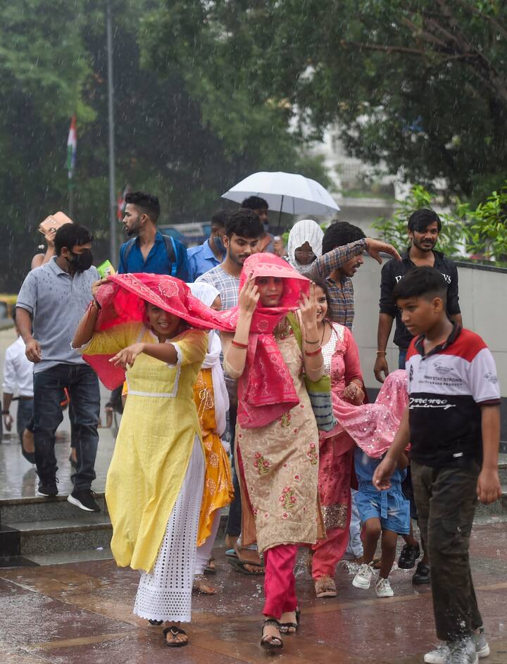 आईएमडी के मुताबिक दिल्ली में 11 अगस्त तक तेज हवाएं चलेंगी. बादल छाए रहेंगे और गरज के साथ बारिश हो सकती है. लोगों को चाहिए कि वो बारिश से बचने के लिए अपने बैग में छाता,रेनकोट व अन्य सामान रख लें.