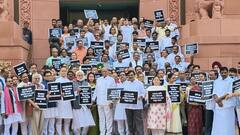 संसद परिसर में INDIA गठबंधन के प्रदर्शन में शामिल हुए शरद पवार, कहा- 'अत्याचार के खिलाफ...'