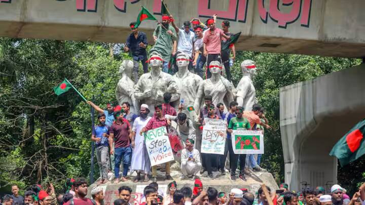 बांग्लादेश की प्रधानमंत्री शेख हसीना ने अपने पद से इस्तीफा दे दिया है और बांग्लादेश छोड़कर जा चुकी हैं. फिलहाल देश की कमान बांग्लादेश की सेना के हाथ में है. जल्द ही नई सरकार बनाने की तैयारी भी शुरू हो जाएगी, जिसके सूत्रधार मोहम्मद यूनुस को बनाया गया है.