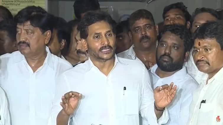 YSRCP Chief YS Jagan Visits Sunrise Hospital in Vijayawada and meets party worker YS Jagan: చంద్రబాబు, టీడీపీని ప్రజలు బంగాళాఖాతంలో కలిపేస్తారు - జగన్ సంచలన వ్యాఖ్యలు