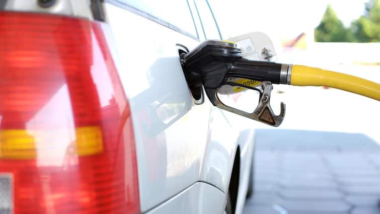 Petrol Pump Fraud How to Know this Tips and Tricks to Avoid Fraud Know Important Details पेट्रोल डलवाते वक्त हर रोज आपके साथ ऐसे हो रहा फ्रॉड! बचाव के लिए बस कर लें ये काम