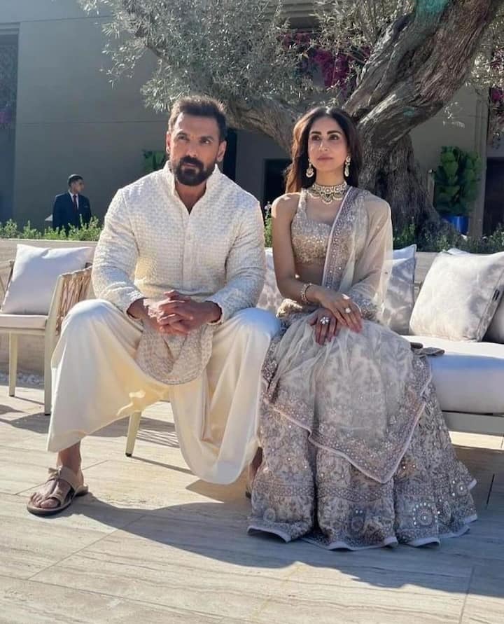 John Abraham - Bollywood action hero John Abraham's name is also included in this list. He had a court marriage with his wife Priya in America.