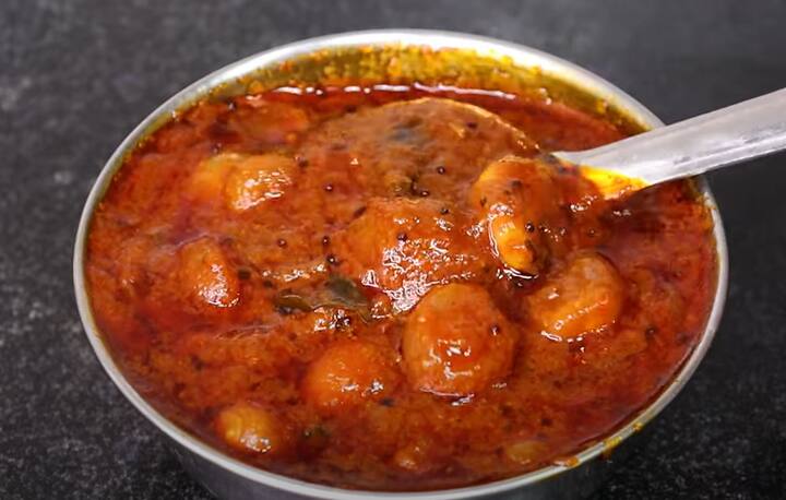 தேவையான பொருட்கள்: கத்திரிக்காய் - 4 , நல்லெண்ணெய் - 4 மேசைக்கரண்டி, கடுகு - 1 தேக்கரண்டி, சீரகம் - 1 தேக்கரண்டி, வெந்தயம் - 1/2 தேக்கரண்டி, காய்ந்த மிளகாய் - 2 , வெங்காயம் - 1 , கறிவேப்பிலை, சின்ன வெங்காயம் - 25 , பூண்டு - 25 பற்கள், தக்காளி - 1, உப்பு - 2 தேக்கரண்டி, மஞ்சள் தூள் - 1 தேக்கரண்டி, மிளகாய் தூள் - 2 தேக்கரண்டி, தனியா தூள் - 2 தேக்கரண்டி, சாம்பார் பொடி - 2 தேக்கரண்டி, தண்ணீர், புளி கரைசல் - 1 கப், வெல்லம் - 1 தேக்கரண்டி.