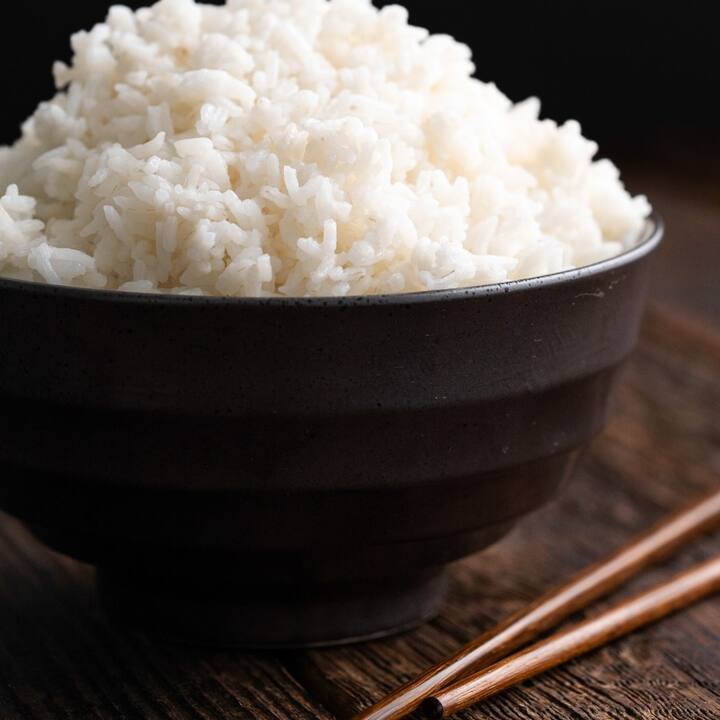 ਬਾਜ਼ਾਰ ਵਿੱਚ ਉਪਲਬਧ ਚਿੱਟੇ ਚੌਲ ਬਹੁਤ ਜ਼ਿਆਦਾ ਪਾਲਿਸ਼ ਕੀਤੇ ਜਾਂਦੇ ਹਨ, ਇਸ ਤਰ੍ਹਾਂ ਇਸਦੇ ਜ਼ਿਆਦਾਤਰ ਸੂਖਮ ਪੌਸ਼ਟਿਕ ਤੱਤ ਗੁਆ ਦਿੰਦੇ ਹਨ। ਇਸ ਲਈ, ਜੇਕਰ ਤੁਸੀਂ ਚੌਲ ਖਾਣਾ ਚਾਹੁੰਦੇ ਹੋ, ਤਾਂ ਕਿਹਾ ਜਾਂਦਾ ਹੈ ਕਿ ਭੂਰੇ ਚੌਲਾਂ ਦੀ ਚੋਣ ਕਰਨਾ ਬਿਹਤਰ ਹੈ। ਇਹ ਫਾਈਬਰ ਨਾਲ ਭਰਪੂਰ ਹੁੰਦੇ ਹਨ ਜੋ ਪਾਚਨ ਵਿੱਚ ਮਦਦ ਕਰਦਾ ਹੈ।