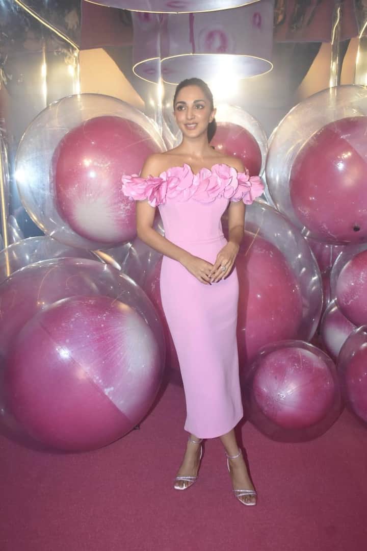 Kiara Advani attended this event wearing a pink colored bodycon dress which is off shoulder.
