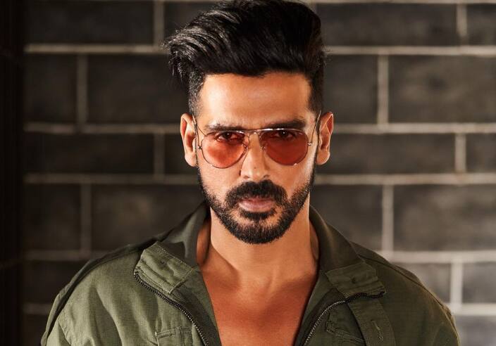 जायद को बॉलीवुड में आसानी से ब्रेक मिल गया था. उन्होंने ईशा देओल के साथ फिल्म चुरा लिया है तुमने से डेब्यू किया.  हालांकि, फिल्म बॉक्स ऑफिस पर कोई खास कमाल नहीं दिखा पाई.