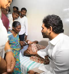 In Pics: వైసీపీ కార్యకర్తను పరామర్శించిన జగన్ - తండోపతండాలుగా వచ్చిన జనం