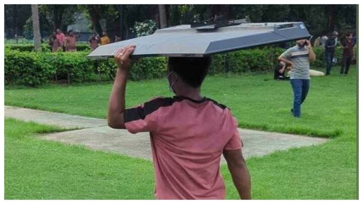 बांग्लादेश के हालात इतने बेकाबू हो गए हैं कि उपद्रवियों की भीड़ ने पीएम आवास पर ही हमला बोल दिया है.