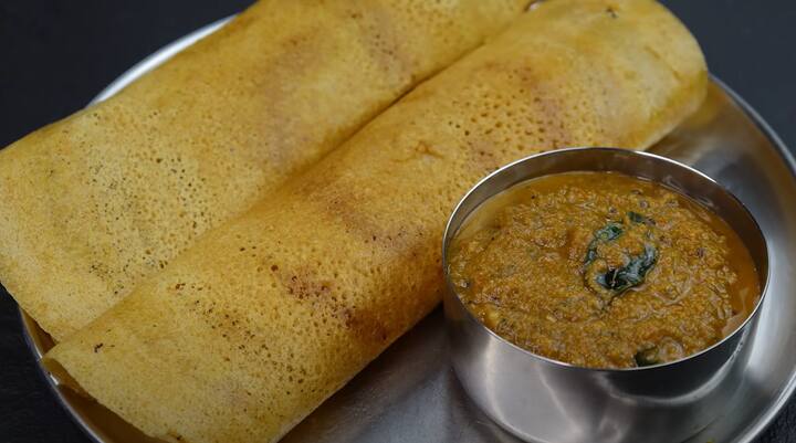 கோதுமை தோசை செய்யும் போது வெங்காயம், பச்சை மிளகாய், கொத்தமல்லி அனைத்தையும் வதக்கி கோதுமை மாவுடன் சேர்த்து தோசை செய்தால் சுவையாக இருக்கும்.