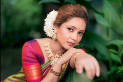 Stylish Hairstyle: साड़ी के साथ बनाएं ऐसी हेयर स्टाइल, तीज पर छा जाएंगी आप