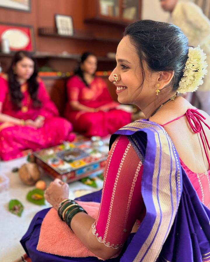 नाकात नथ, केसांत मोगऱ्याचा गजरा अन् नऊवारी साडी असा मराठमोळा साज स्वानंदीने केला होता.