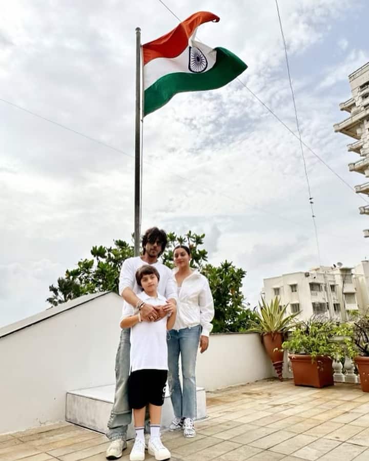 Shahrukh Khan and Gauri - Bollywood's powerful couple Shahrukh Khan and Gauri Khan also had a court marriage before marrying according to Hindu customs. There is immense love between the two even today.