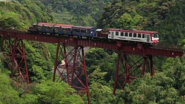 एसो मियामी रूट, जापान- मिनामी-एसो मार्ग जापान दुनिया की चौथी सबसे खतरनाक रेलवे लाइनों में आता है. 2016 में कुमामोटो में आए एक भूकंप में ट्रैक का एक हिस्सा क्षतिग्रस्त हो गया था. तभी से इसका उपयोग कम हो गया है, लेकिन जब भी कोई ट्रेन यहां से गुजरती है तो उसमें बैठे यात्रियों का हाल बुरा होता है, क्योंकि इसके आसपास ज्वालामुखी की सक्रियता है और ये माउंट एसो से होकर गुजरता है.