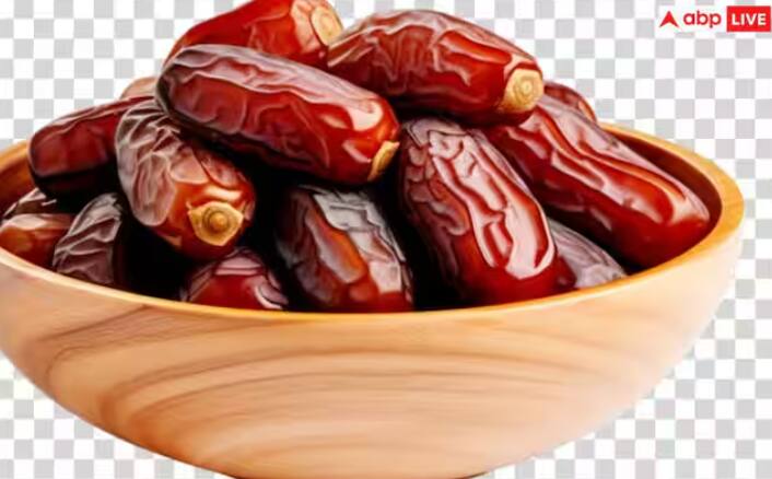 ਸ਼ੂਗਰ ਦੇ ਮਰੀਜ਼ ਦਿਨ 'ਚ 2 ਖਜੂਰ ਖਾ ਸਕਦੇ ਹਨ। ਜੇਕਰ ਤੁਹਾਡਾ ਬਲੱਡ ਸ਼ੂਗਰ ਲੈਵਲ ਜ਼ਿਆਦਾ ਹੈ ਤਾਂ ਤੁਹਾਨੂੰ ਸੋਚ-ਸਮਝ ਕੇ ਹੀ ਖਾਣਾ ਚਾਹੀਦਾ ਹੈ।