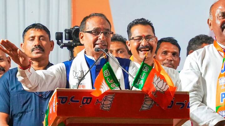 कृषि एवं किसान कल्याण मंत्री शिवराज सिंह चौहान ने कहा कि मैंने कहा था कि मुझे छेड़ो मत अगर छेड़ोगे तो छोड़ूंगा नहीं. उन्होंने कहा कि कांग्रेस की सरकार में अलग-अलग राज्यों में गोलियां चली. इनके साथ जो दिग्विजय सिंह बैठे हैं उनके हाथ खून से सने हुए हैं.