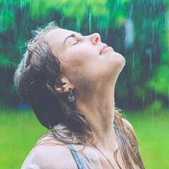 ਕੀ ਸੱਚਮੁੱਚ ਮੀਂਹ ਦੇ ਪਾਣੀ ਨਾਲ ਨਹਾਉਣ 'ਤੇ ਫੋੜੇ-ਫਿਣਸੀਆਂ ਹੁੰਦੇ ਠੀਕ ?