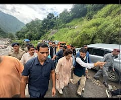 कंगना रनौत को देखते ही रो पड़े हिमाचल के पीड़ित लोग, गले लगाकर बंधाया ढाढस, देखें Pics