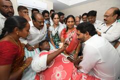 In Pics: వైసీపీ కార్యకర్తను పరామర్శించిన జగన్ - తండోపతండాలుగా వచ్చిన జనం