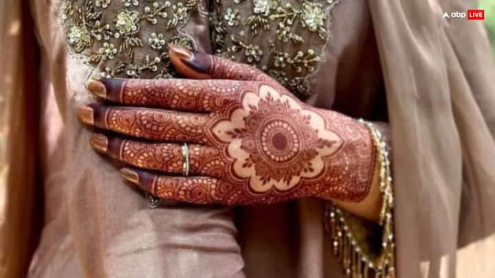 Latest Mehndi Design: अगर आप भी इस हरियाली तीज पर अपने हाथों को खूबसूरत बनाना चाहती हैं, तो ये स्पेशल मेहंदी डिजाइन ट्राई कर सकती हैं. इसमें आपके हाथ काफी खूबसूरत लगेंगे.