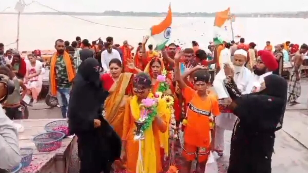 Kanwar Yatra 2024: प्रयागराज में मुस्लिम महिलाओं ने कांवड़ियों पर बरसाए फूल, लगाए देश भक्ति के नारे