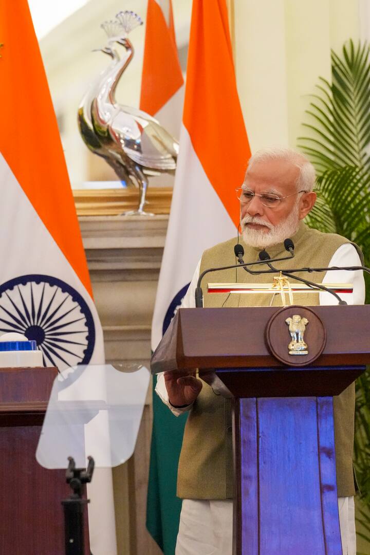 रोचक बात है कि दोनों ही फिलहाल बीजेपी के अहम सहयोगी हैं और उन्होंने मुद्दे पर बिल्कुल विपरीत राह पकड़ी है.