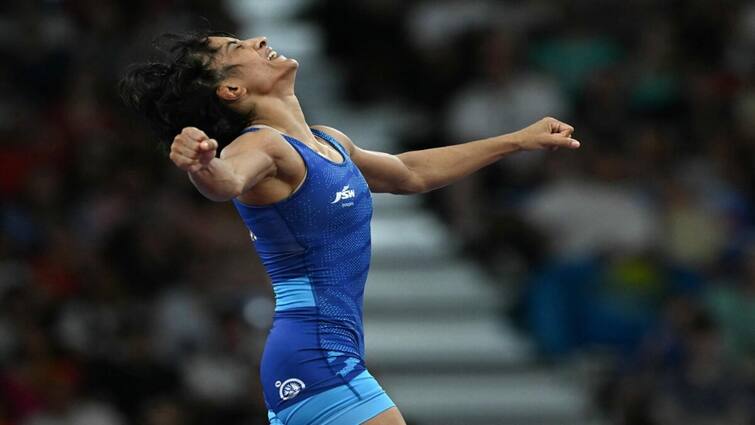 Vinesh Phogat is through to finala becoming the first ever indian female wrestler to reach an olympic final Vinesh Phogat: ஒலிம்பிக் மல்யுத்தம்.. வரலாற்று சாதனை! பதக்கத்தை உறுதி செய்த வினேஷ் போகத்