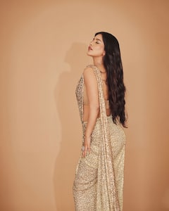 Nabha Natesh : గోల్డెన్ గర్ల్​గా మారిన నభా నటేష్.. లాంగ్ హెయిర్​తో సూపర్ హాట్​ ఫోజులిచ్చిన బ్యూటీ