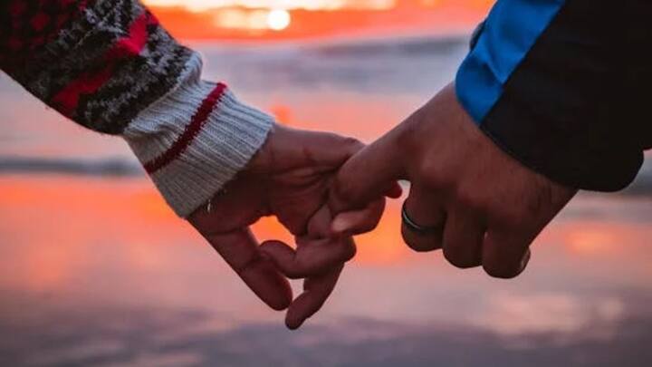 সম্পর্কের খাতিরে আপস এবং সমস্যা-সমাধানের মানসিকতা রাখতে হবে দুজনকে। কোনও সমস্যা এলে সমাধানের জন্য সমঝোতার জায়গায় আসতে হবে। কাঁধে কাঁধ মিলিয়ে চললে যে কোনও বাধা পেরিয়ে যাওয়া সম্ভব।